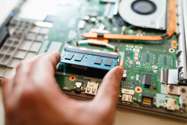 bellek modülü ddr4 ram kurulumu elle dizüstü bilgisayarda
