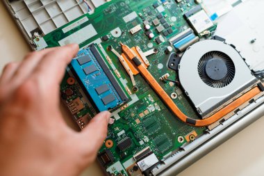 bellek modülü ddr4 ram kurulumu elle dizüstü bilgisayarda