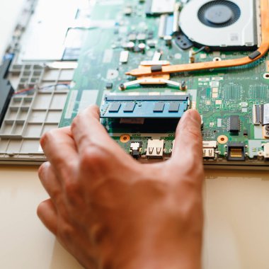 bellek modülü ddr4 ram kurulumu elle dizüstü bilgisayarda