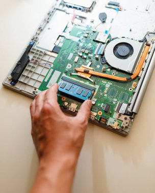 bellek modülü ddr4 ram kurulumu elle dizüstü bilgisayarda