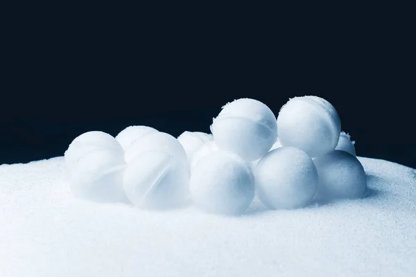 Schneebälle Stapeln Sich Auf Schwarzem Hintergrund — Stockfoto