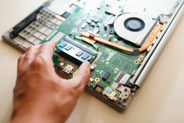 bellek modülü ddr4 ram kurulumu elle dizüstü bilgisayarda