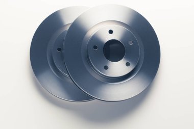 Beyaz arkaplanda araba fren diskleri