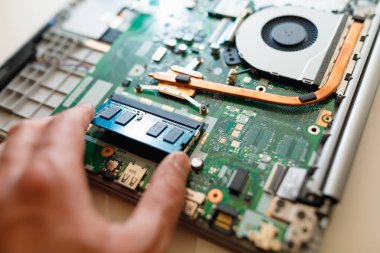 bellek modülü ddr4 ram kurulumu elle dizüstü bilgisayarda