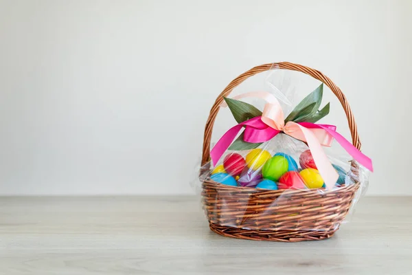 Paaseieren Feestelijke Geschenkmand Lichtgrijze Houten Ondergrond Met Kopieerruimte — Stockfoto