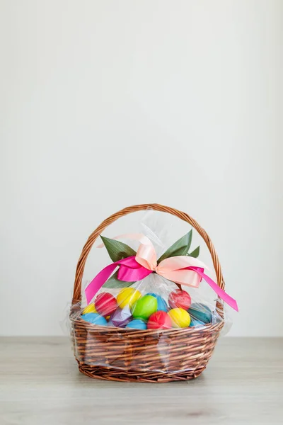 Oeufs Couleur Pâques Dans Panier Cadeau Festif Fond Bois Gris — Photo