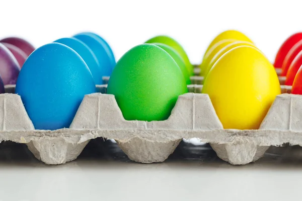 Pascua Festivos Huevos Multicolor Cartón Fondo Blanco Vista Cerca —  Fotos de Stock