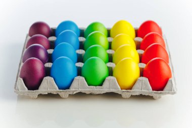 Paskalya bayramı çok renkli yumurta kutusu, beyaz arka plan, yakın plan görünüm