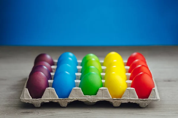 Scatola Uova Multicolore Festive Pasqua Sfondo Blu Con Spazio Copia — Foto Stock