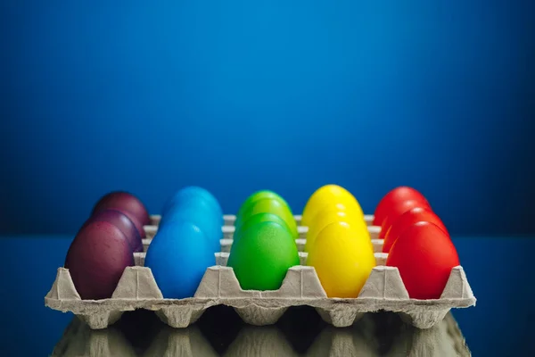 Wielkanocne Świąteczne Wielobarwne Pudełko Jajkami Niebieskie Tło Kopiarką — Zdjęcie stockowe