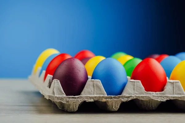 Huevos Multicolor Festivos Pascua Cartón Fondo Azul Con Espacio Copia —  Fotos de Stock