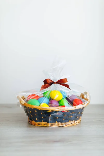 Oeufs Couleur Pâques Dans Panier Cadeau Festif Fond Bois Gris — Photo