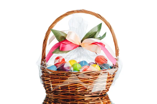 Пасхальная Подарочная Корзина Разноцветными Яйцами Изолированными Белом — стоковое фото