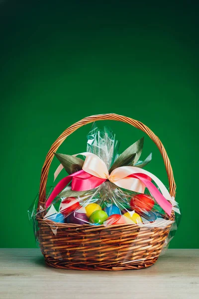 Pasen Geschenkmand Met Veelkleurige Eieren Groene Achtergrond — Stockfoto