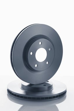 Beyaz arkaplanda araba fren diskleri
