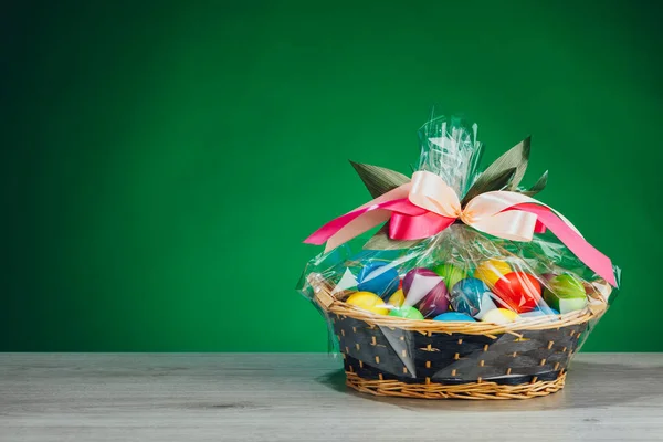 Canasta Regalo Pascua Con Huevos Multicolores Fondo Verde —  Fotos de Stock