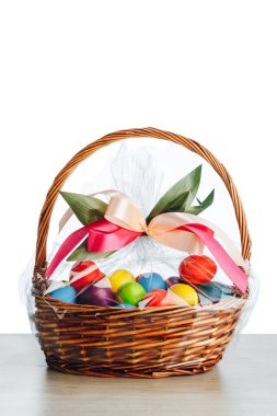 Paskalya hediyesi sepeti, çok renkli yumurtalar, beyaz arka plan
