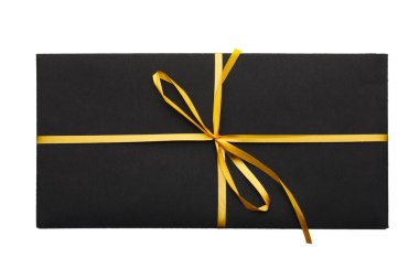 Beyaz üzerine izole edilmiş altın yay ile siyah zarf