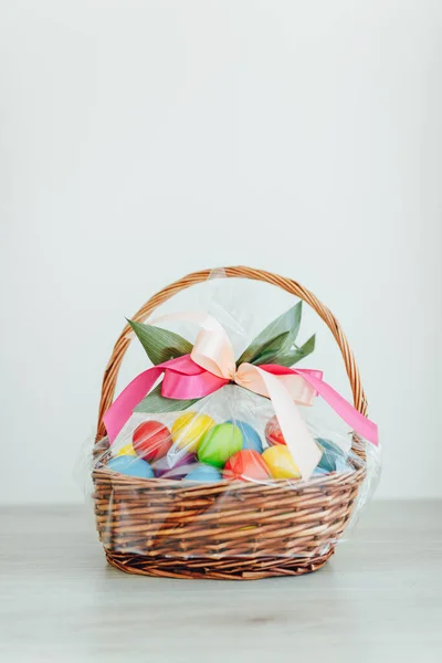 Paaseieren Feestelijke Geschenkmand Lichtgrijze Houten Ondergrond Met Kopieerruimte — Stockfoto