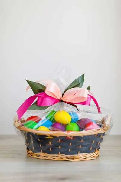 Paskalya Yumurtaları Hediye Sepetinde Açık Gri Ahşap Arka Planda — Stok fotoğraf