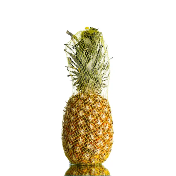 Ananas Pakowany Siatkę Transportową Izolowany Białym — Zdjęcie stockowe