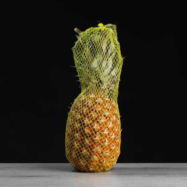 Ananas Emballé Dans Filet Transport Fond Noir — Photo