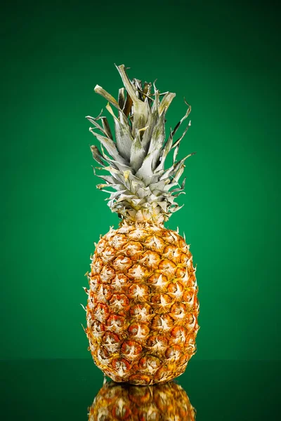 Čerstvý Ananas Zeleném Pozadí — Stock fotografie