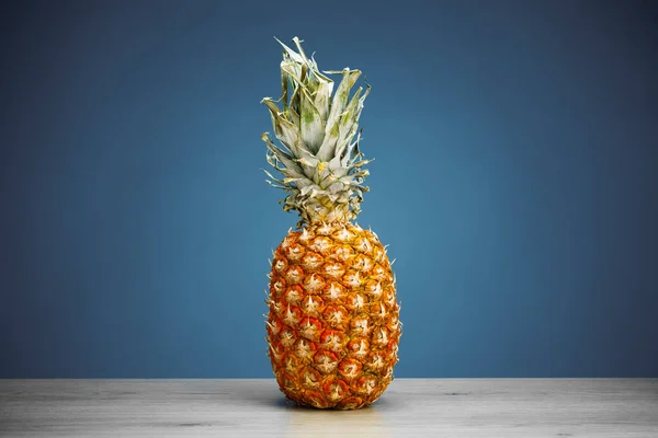 Świeży Ananas Niebieskim Tle — Zdjęcie stockowe