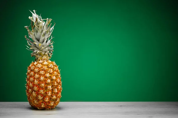 Świeży Ananas Zielonym Tle Kopiarką — Zdjęcie stockowe