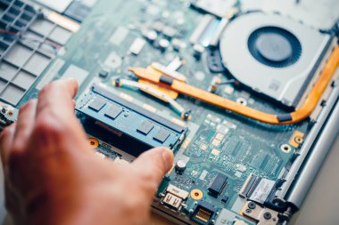 bellek modülü ddr4 ram kurulumu elle dizüstü bilgisayarda