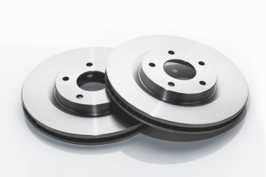 Beyaz arkaplanda araba fren diskleri