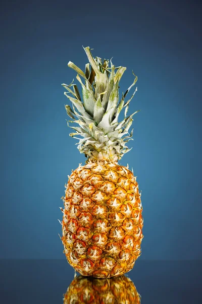 Świeży Ananas Niebieskim Tle — Zdjęcie stockowe