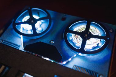 Mavi şeritli ses kayıt cihazını makaraya sar