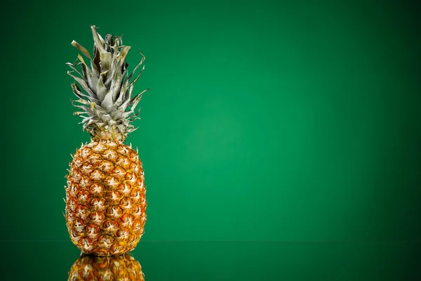 Świeży Ananas Zielonym Tle Kopiarką — Zdjęcie stockowe