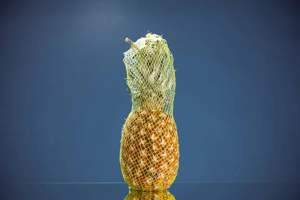 Ananas Emballé Dans Une Maille Transport Fond Bleu — Photo