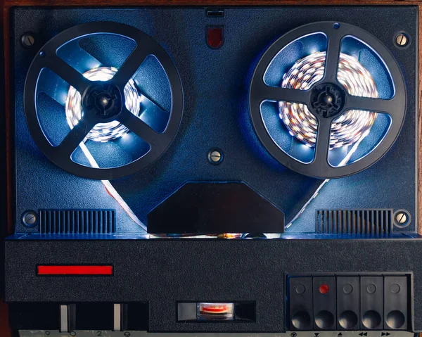Magnetofon Szpulowy Niebieską Diodą Led — Zdjęcie stockowe