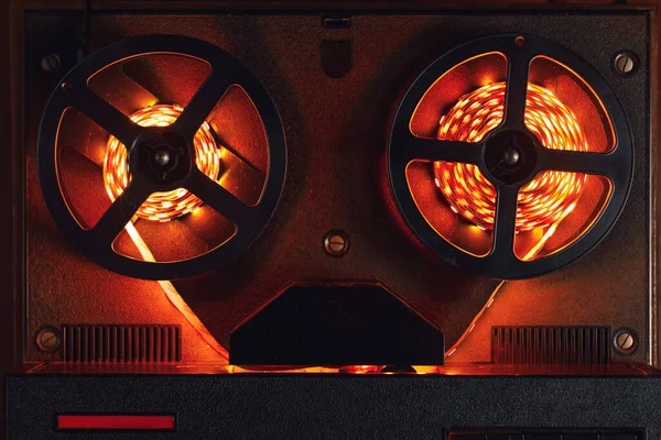 带橙色导引光带的卷筒式录音机 — 图库照片