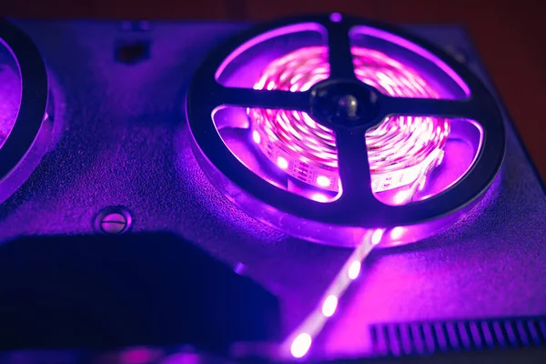 リールからリールへオーディオテープレコーダー紫のLedライトストリップ — ストック写真