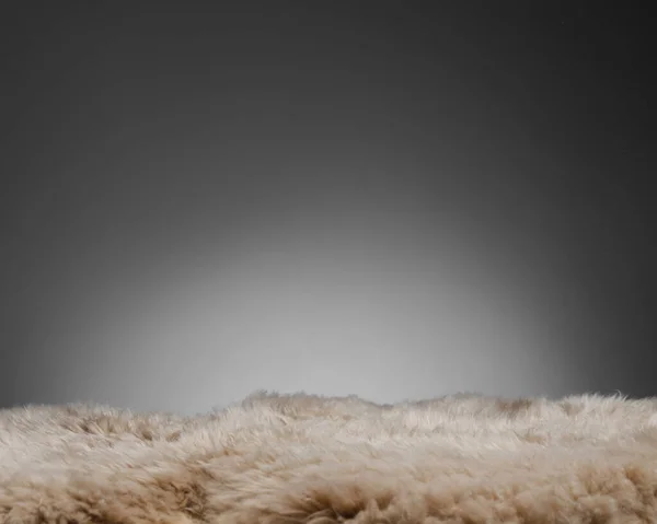Gri Arkaplanda Kahverengi Koyun Derisi Dokusu — Stok fotoğraf