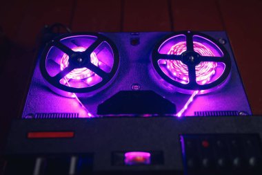 Mor şeritli ses kayıt cihazını makaraya sar