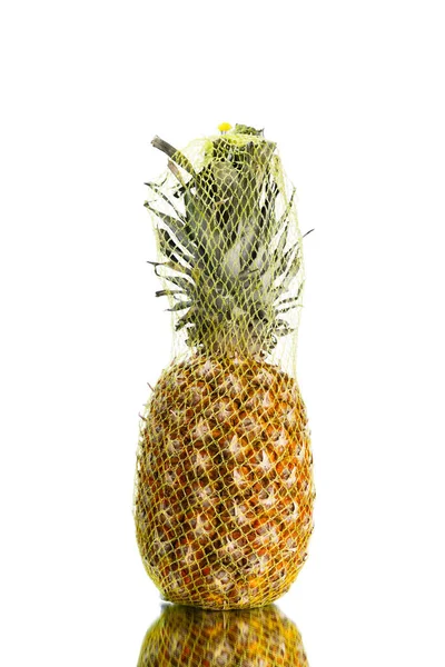 Ananas Pakowany Siatkę Transportową Izolowany Białym — Zdjęcie stockowe