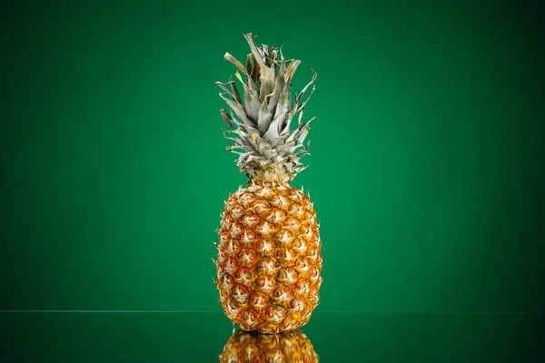 Świeży Ananas Zielonym Tle — Zdjęcie stockowe