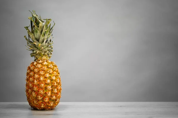 Čerstvý Ananas Šedém Pozadí — Stock fotografie