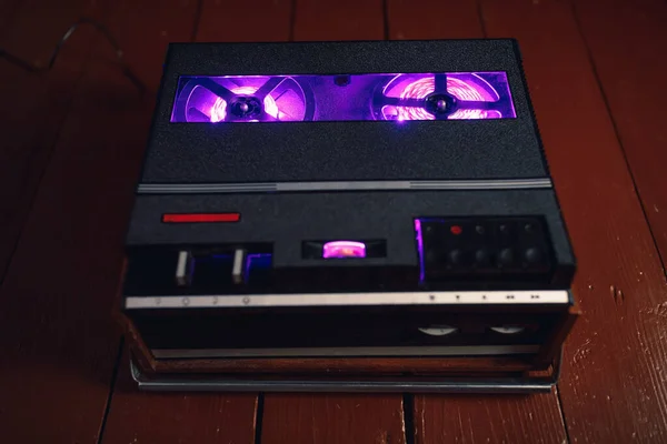Haspel Audio Tape Recorder Met Paars Led Licht Strip Rollen — Stockfoto