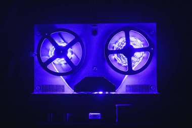 Mor şeritli ses kayıt cihazını makaraya sar