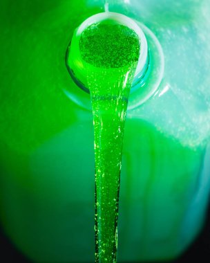 Sıvı sabun dökülüyor, yakın çekim görüntüsü