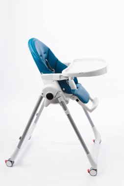Bebek maması için yüksek sandalye, beyaz tenli.