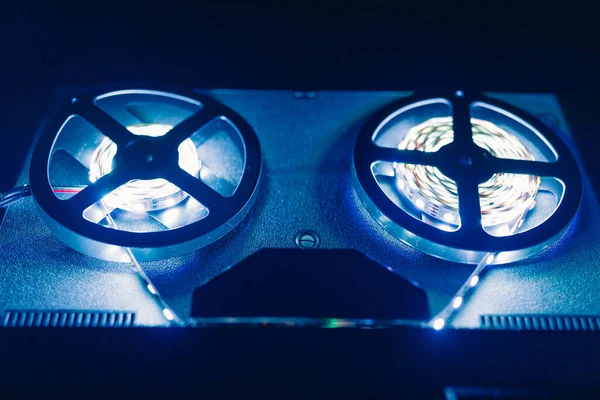 Mavi şeritli ses kayıt cihazını makaraya sar