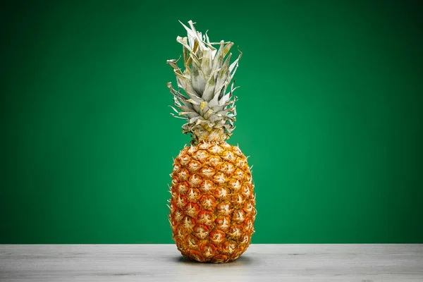 Čerstvý Ananas Zeleném Pozadí — Stock fotografie