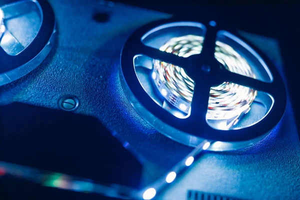 Mavi şeritli ses kayıt cihazını makaraya sar